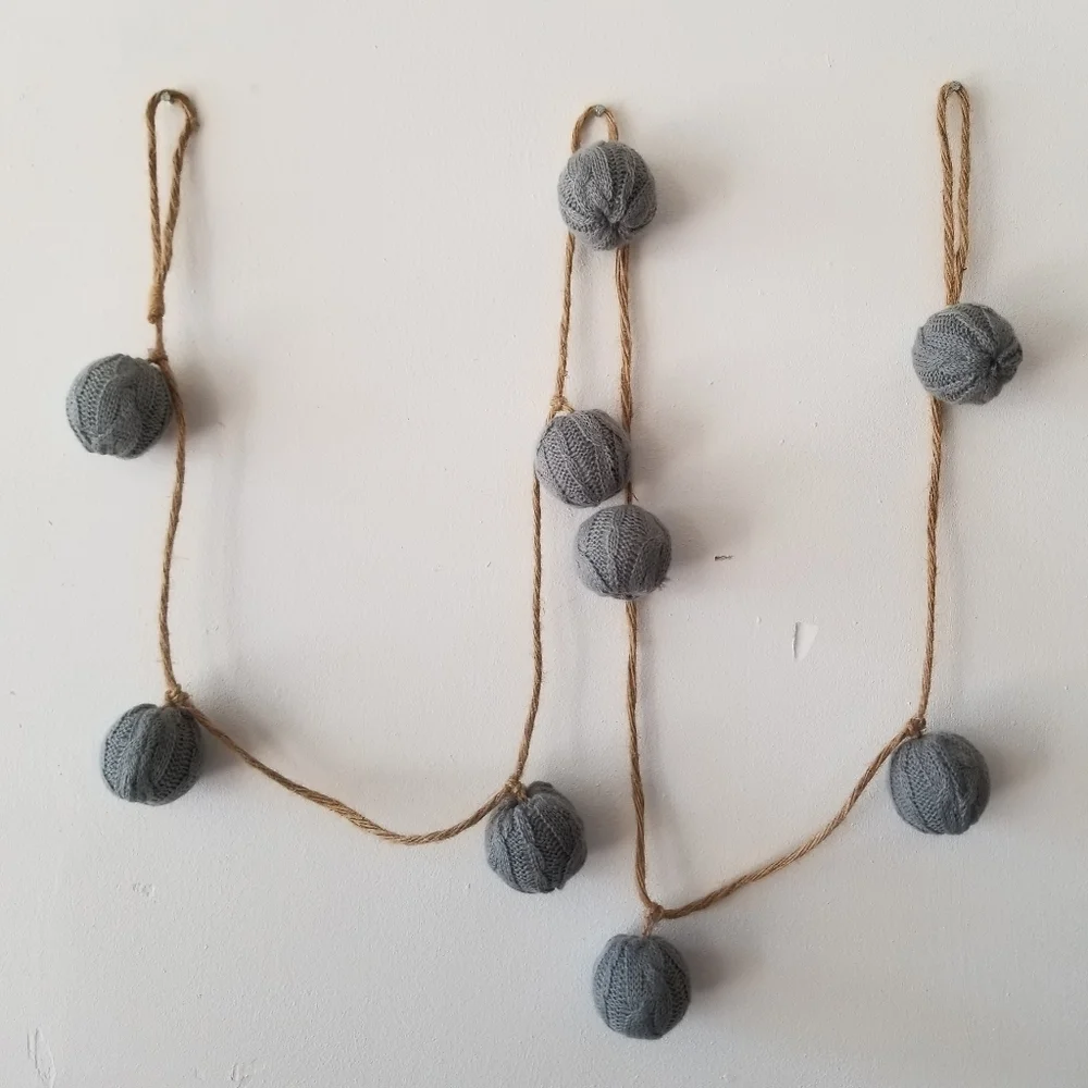 fall/winter garland with crochet pumpkins